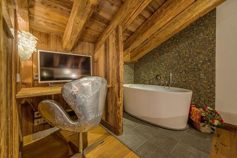 Dit prachtige chalet in Val d'Isère is het perfecte toevluchtsoord voor maximaal 8 gasten en biedt een luxe en comfortabele omgeving voor gezinnen of vrienden. Het chalet is verdeeld over twee verdiepingen en combineert elegantie met functionaliteit ...