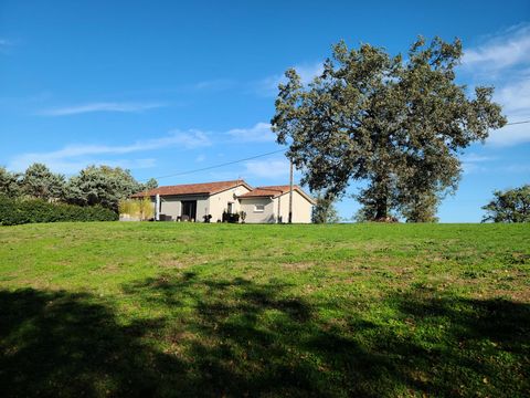 Located 15 km from Gourdon. 6 km from St Germain du Bel Air for first shops and amenities. On maintained and wooded grounds, you will enjoy its clear view of the Lot countryside. Very peaceful place, no view on the scarce neighbors. Wooden frame hous...