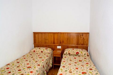 Witamy w nowoczesnym i przestronnym duplexie w Estartit! Ten apartament z 3 sypialniami może pomieścić 6/8 osób i oferuje komfortową przestrzeń mieszkalną o powierzchni 82 m². Dogodnie położony zaledwie 200 metrów od centrum miasta, 300 metrów od sup...