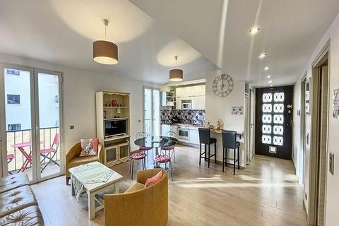 Appartement entièrement équipé, idéal pour les vacances et les congrès - Proche des commerces et des commodités Vaste et moderne appartement de 80m2 très lumineux au 2ème et dernier étage d'une petite maison de ville. Il peut accueillir jusqu’à 7 per...