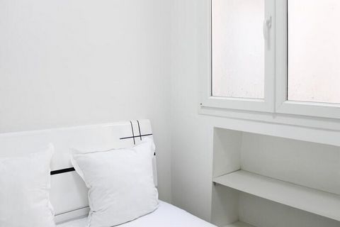 Magnifique logement de 50 mètres carrés situé dans le 10ème arrondissement de Paris. ArrayPouvant accueillir confortablement 4 personnes, il est idéal pour des vacances en famille ou entre amis. Passez un bon séjour ! Situé au 4ème étage avec ascense...