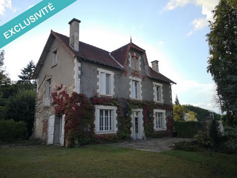 Cette belle propriété située en plain centre ville proche de toutes les commodités à pied vous propose en rez-de-chaussée, une belle entrée, un bureau bibliothèque, un grand séjour, une cuisine à réaménager à votre goût, une cave en sous-sol. Le prem...