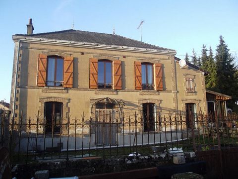 Sompuis, Maison traditionnelle comprenant au rez de chaussée une cuisine, salle à manger , bureau , 2 chambres .A l'étage: 4 chambres, salle de bains, wc . Cave . Grenier aménageable . Grandes dépendances et grand terrain arboré . Budget 106000 euros...