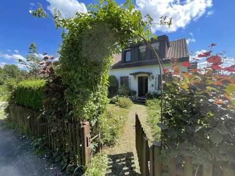 Here you are offered a charming terraced corner house with a large garden, in a quiet residential area in Nürtingen, which is nevertheless very conveniently located and could therefore also be interesting for commuters. The entrance of the house is s...