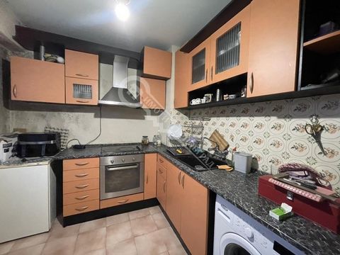 Imoti Tarnovgrad offer you a two-bedroom apartment in Veliko Tarnovo district. Buzludzha. The offered property is located near shops, a park, restaurants, a school and a bus stop. The apartment is on the third floor, distributed between two bedrooms,...