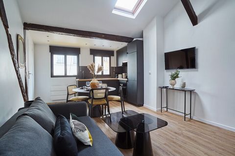 Magnifique appartement T3 climatisé. Mon appartement allie la modernité grâce à ses équipements et sa décoration au charme parisien de ses poutres en bois. Situé au centre du Marais, à deux pas de la rue Vieille du Temple, avec ses commerces, cafés e...