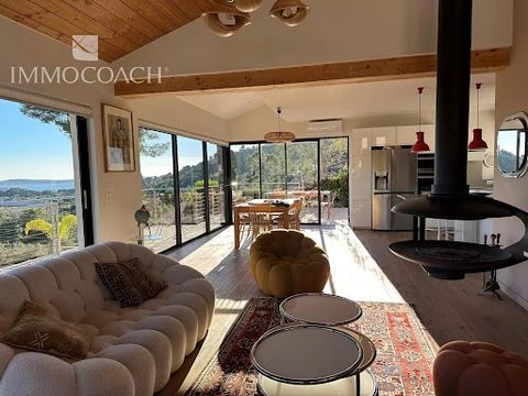 Located just minutes from the beaches and the center of Hyères, this exceptional villa of nearly 300 m² offers stunning views of Porquerolles Island and the Giens Peninsula. With its impressive volumes, bathed in natural light, it provides a truly un...