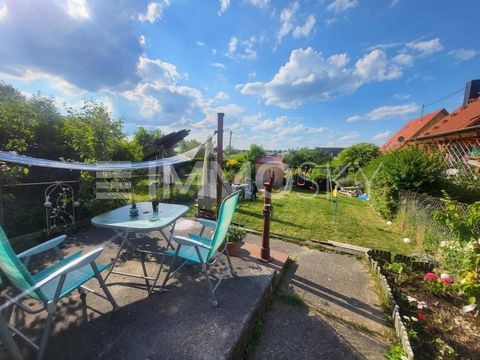 Goed onderhouden halfvrijstaande woning, met een geweldige locatie en grote tuin, biedt u een idyllisch huis voor het hele gezin! Dit is een goed onderhouden, twee verdiepingen tellende twee-onder-een-kapwoning gebouwd in 1952, op ca. 540 m² grond. V...