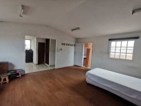 OPPORTUNITY, enkele verkoopprijs per overdracht. Het loft±-stijl appartement heeft een woonkamer, badkamer, grote kamer en een panoramisch uitzicht van 180 graden. Het is laag 3 en klaar om naar wens te worden verbouwd.  Maak gebruik van deze kans en...