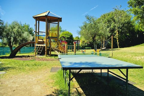 Eingebettet in einen Olivenhain am Gardasee: Schön begrünter Campingplatz direkt an einem 450 Meter langen Kiesstrand. Sie haben einen fantastischen Panoramablick und eine tolle Aussicht auf die Halbinsel Sirmione und blicken jeden Abend auf ein fant...