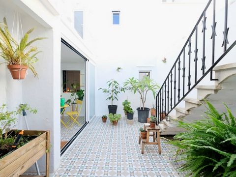 Si buscas una casa en planta baja con patio en Ciutadella, esta es tu oportunidad. Mantener el espíritu de las casas tradicionales adaptandolas a las necesidades de hoy es lo que se ha conseguido en esta reforma. Accedemos a traves de patio frontal d...