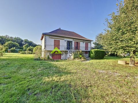 Votre Petite Agence Guéret vous propose ce superbe pavillon sur sous-sol total aux portes de Guéret, sur la commune de Sainte-Feyre.  A remettre au goût du jour, découvrez cette maison et son superbe terrain arboré de plus de 3000m2 avec puits, douch...