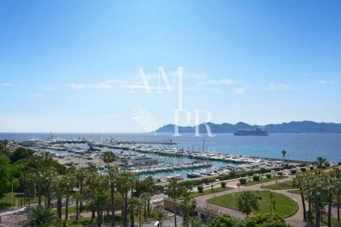 In a luxury residence with janitor on the Croisette, sumptuous 110m² 5 rooms apartment with panoramic view of the sea, the Iles de Lérins and the Esterel hills. On a high floor, this apartment boasts luxurious, refined features. It comprises an entra...