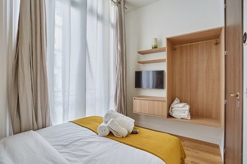 Wunderschönes Pariser Apartment mit 3 Schlafzimmern, ideal gelegen an der Avenue des Champs Élysées, 2 Minuten von der Rue du Faubourg Saint-Honoré und der berühmten Avenue Montaigne entfernt. Geschmackvoll eingerichtet, warm, funktional, elegant und...