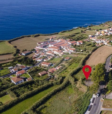 Terreno rústico ubicado en la carretera Regional das Feteiras, en el municipio de Ponta Delgada, donde podrá disfrutar de su belleza natural, con vistas al mar y a la montaña. Excelente terreno con aproximadamente 2.832m² de superficie total. El terr...