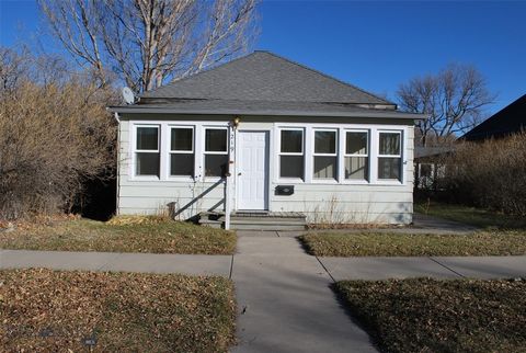 Sehr schöner Bungalow aus dem Jahr 1900 in einer ruhigen Straße nicht zu weit von der Innenstadt, den Parks und dem Yellowstone River entfernt. Dieses Haus verfügt über 3 Schlafzimmer, 1 Bad und befindet sich alle auf einer Ebene. Es gibt einen Holzo...