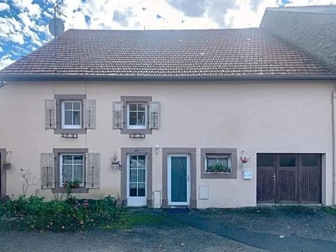 Affascinante casa di 135m² da comfort con garage, fienile e terreno composto da: al piano terra: un ingresso con ripostiglio, una cucina con pietra ad acqua e pianoforte a gas, una sala da pranzo con stufa a legna, un soggiorno e un bagno con wc, una...