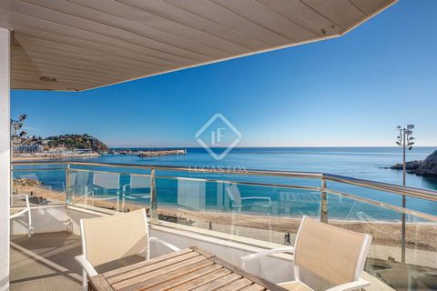 Stunning and unique penthouse on the seafront in Blanes, a unique property located in the heart of the town, with exceptional views of the sea, Sa Palomera and the port. This penthouse stands out for its exclusive design and its layout on three level...