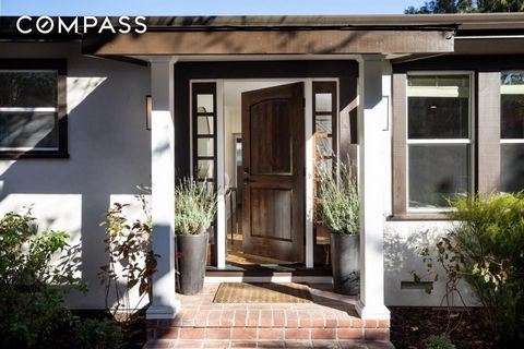 Dieses komplett renovierte Haus in Menlo Park ist selten erhältlich und verfügt über individuelle Details und eine hochwertige Konstruktion. Ein privater Seiteneingang mit einer massiven Walnusstür begrüßt Sie in das Haus, das über breite Dielenparke...