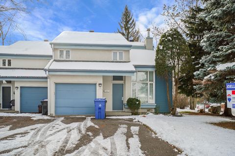 Magnífica casa en copropiedad, compuesta por 2 dormitorios, 1 baño, 1 tocador, una gran terraza y un entresuelo que ofrece varias posibilidades. Excelente ubicación en una esquina de la calle, ubicado en Longueuil cerca de todos los servicios, comodi...