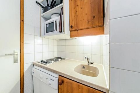 La propriété avec un charme alpin accueillant offre un appartement chaleureux et confortable pouvant accueillir jusqu'à 4 personnes. L'espace de 35 m² comprend une chambre avec deux lits simples et un séjour avec trois canapés-lits, dont un lit gigog...