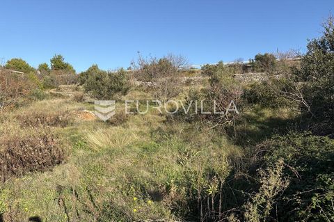 Murter, attractive building plot with a surface area of 1,192 m². The plot is rectangular in shape and suitable for easy construction. It faces southwest and offers a beautiful view of the sea and the Kornati Islands. Infrastructure is nearby, and th...