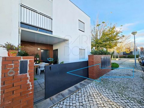 4 bedroom semi-detached house, with terrace, balcony and parking, in Alto do Lumiar. Excellent location, close to several commercial spaces (Continente, Aldi, Mercadona, Conforama and Leroy Merlin), with quick and easy access (North-South Axis). Lisb...