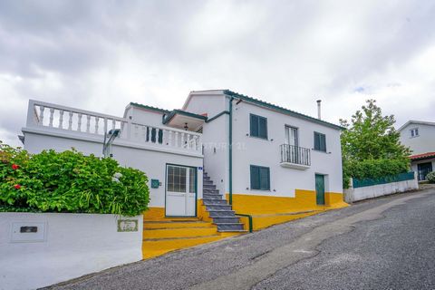 In dieser Oase inmitten atemberaubender Landschaften, in der ruhigen Landschaft der Gemeinde Góis, finden Sie ein Einfamilienhaus, das ein wahres Stück Paradies ist. Mit zwei elegant verteilten Etagen ist dieses Haus der Traum derjenigen, die Ruhe un...