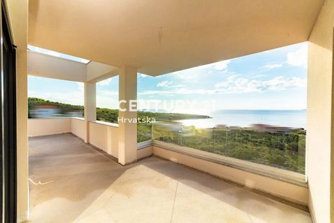 PRIMOŠTEN, DOLAC, LUXURY PENTHOUSE WITH BEAUTIFUL SEA VIEW!    In Dolac near Primošten, a penthouse labeled A7 is for sale on the 3rd floor of a building that extends over 4 floors (ground floor + 3 floors) with a total of 8 apartments. Due to the ca...