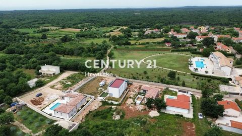 SVETVINČENAT, BUILDING LAND OF THE RIGHT SHAPE In a nice location, in a small town only 8 km from the beautiful Svetvinčent, we are selling a building plot of 642 m2. It is a plot of land with a regular rectangular shape in a neighborhood of beautifu...