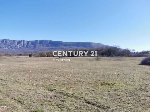 LABIN, KRŠAN, BAUGRUNDSTÜCK IN SONNIGER LAGE In guter Lage, nur 150 m vom Markt, Café, Schule und Kindergarten entfernt, verkaufen wir ein Baugrundstück mit regelmäßiger Form von 463 m2. Wasser und Strom in der Nähe. Die Eigentumsverhältnisse sind ge...