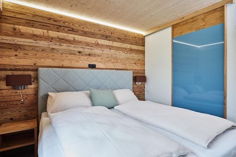 Willkommen im luxuriösen 150 m² großen Superior Chalet, einem perfekten Rückzugsort für bis zu 10 Gäste. Dieses geräumige Chalet verfügt über fünf elegant gestaltete Schlafzimmer und fünf Badezimmer, davon vier en suite. Genießen Sie die ultimative E...