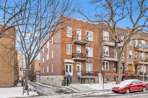 Diese geräumige Wohnung befindet sich in der prestigeträchtigen Nachbarschaft von Outremont und bietet ein unglaubliches Potenzial für die Individualisierung. Mit 3 hellen Schlafzimmern, einer funktionalen Aufteilung und einer privaten Terrasse ist d...