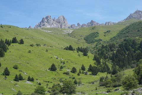 Dit gezellige appartement is gesitueerd in résidence Creux de l’Ours Bleu in Meribel-Mottaret en biedt direct toegang tot de skipistes; ski-in/ski-out! Meribel-Mottaret ligt in het hart van Les Trois Vallées en bestaat uit de wijken Chatelet en het g...