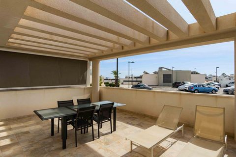 Si buscas un lugar para vivir todo el año de forma tranquila, donde no te falte nada y puedas disfrutar a lo grande, este apartamento es el ideal. Se ubica en Orihuela Costa y consta de 83 m² distribuidos entre dos habitaciones dobles, dos baños, coc...