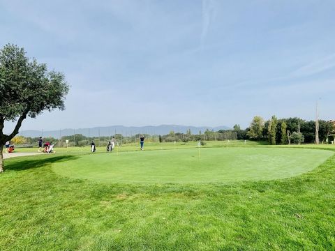 Fantástico terreno edificable situado en la zona residencial del Golf de Perelada, con magníficas vistas a la montaña. Tiene un total de 2366 m², con exposición sur, ideal para aprovechar el sol durante todo el dia. El recinto cuenta con control de a...