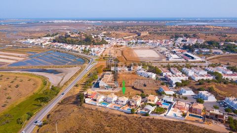 Villa mit 4 Schlafzimmern zum Verkauf in einer privilegierten Gegend von Quinta da Cerca in Castro Marim. Eine außergewöhnliche Immobilie in einer ruhigen und privilegierten Stadtgegend, Quinta da Cerca, in der Nähe des Zentrums von Castro Marim und ...