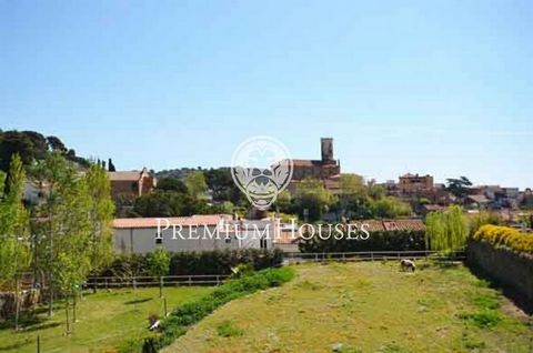 Land in der Gegend von Can Puigcabó in Tiana, nach Osten ausgerichtet, mit herrlichem Blick über das Dorf Tiana und die Kirche Sant Cebrià. Es ist von der Hauptfarm getrennt, ein Herrenhaus aus dem Anfang des letzten Jahrhunderts mit schönen Aussicht...