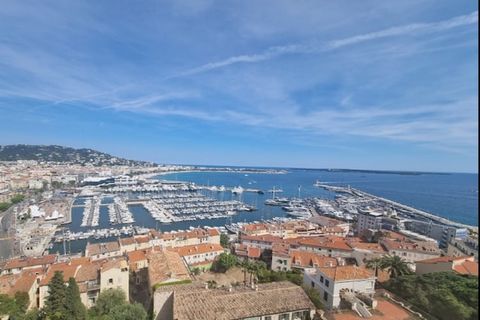 Nichée dans le charme cinématographique de Cannes, cette résidence cosy offre un cadre idyllique pour une escapade mémorable en famille ou entre amis. Entourés de jardins luxuriants, les bâtiments aux couleurs pastel dégagent une ambiance chaleureuse...