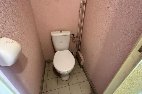 Ten przytulny apartament jest idealnym wyborem dla małej rodziny lub grupy, mogącej pomieścić do 4 osób. Posiada sypialnię z podwójnym łóżkiem (140 cm) i przedpokój z dwoma łóżkami piętrowymi, idealnymi dla dzieci. W salonie znajduje się rozkładana s...