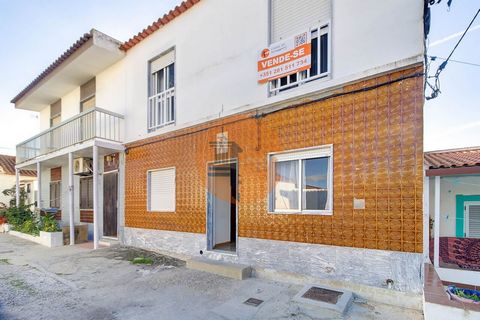 Moradia T4 localizada à entrada de Vila Real de Santo António. O rés do chão é composto por uma cozinha, uma despensa, uma sala de estar, um quarto com janela e uma casa de banho totalmente renovada, equipada com poliban. No primeiro piso, encontram-...