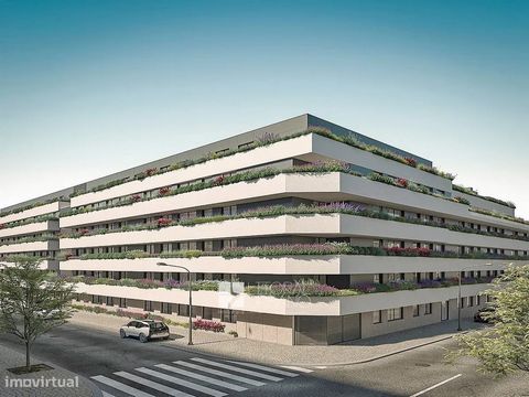 Imóvel composto por hall de entrada, banho de serviço, cozinha e sala em open-space, lavandaria independente, hall de distribuição e dois quartos com roupeiro e banho privativo. O acesso ao terraço é feito pela sala e quartos. Orientação solar: Norte...