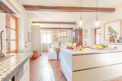 Arroccata sulle dolci colline a pochi minuti dal centro storico di Lucca, Villa Amore è un romantico casale toscano che cattura l'essenza dell'eleganza della campagna. Questo rifugio di 370 m² in cima alla collina offre un perfetto connubio tra fasci...