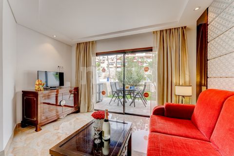 Referentie: 04364. We presenteren een mooi appartement met 1 slaapkamer te koop in het rustige en exclusieve complexe Albatros Park, gelegen in Yellow Golf, ten zuiden van Tenerife. Dit binnenste huis van 54 m² heeft een gezellige open keuken met een...