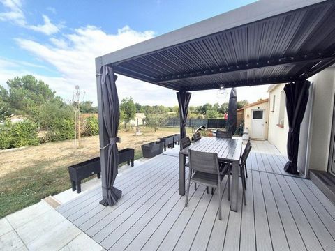 Plain-pied avec 3 chambres et 2 garages dans village animé à l'année