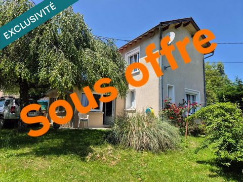Belle maison avec jardin arboré.