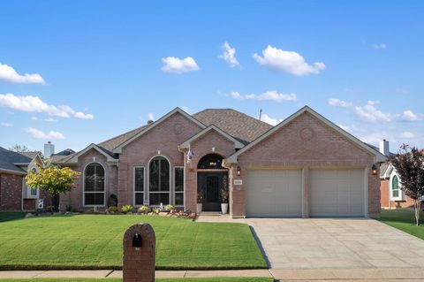 Bienvenue à la maison dans ce magnifique joyau de style ranch au cœur de Flower Mound ! Dès votre arrivée, vous serez captivé par l’attrait exceptionnel de cette maison magnifiquement rénovée. Aucun détail n’a été négligé - de l’allée de recouvrement...