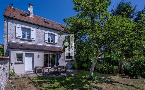 BOURRON-MARLOTTE à 10 mn de FONTAINEBLEAU - Village de caractère en lisière de forêt, avec commerces, écoles, restaurants et gare vous offrira TOUT UN ART DE VIVRE. IB IMMOBILIER vous présente cette ANCIENNE GRANGE SUPERBEMENT REHABILITEE sur 305 m2 ...