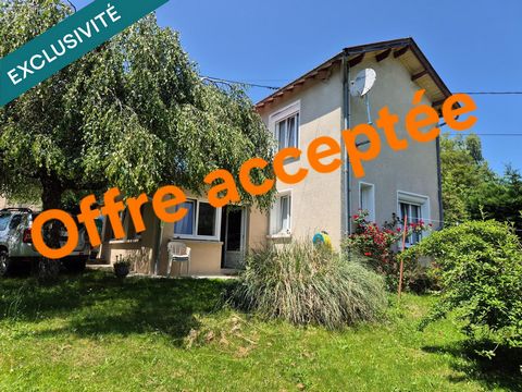 Belle maison avec jardin arboré.
