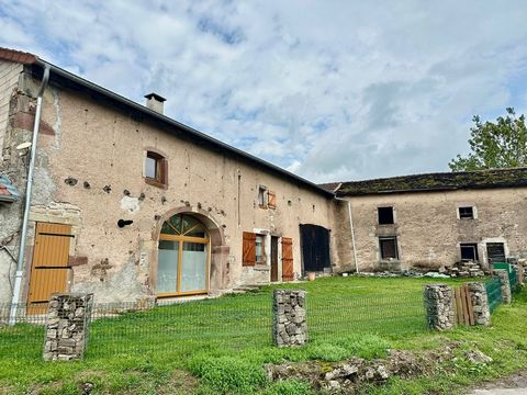 Esboz-Brest (70), proche Luxeuil-les-Bains Aurélien est heureux de vous présenter en exclusivité cette ferme rénovée, mitoyenne par l'arrière sur son terrain de 636 m2, elle comprend : Au rez-de-chaussée : entrée (20 m2 env) avec insert, cuisine équi...
